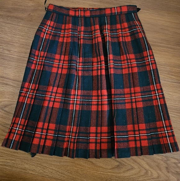 Vintage wool plaid pleated skirt / 90's red and green check print - Picture 3 of 5